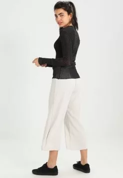 Moves Markhild- Longsleeve - Black -Moves Winkel afcfdbd8f9784bec80bc16b9a6643a61